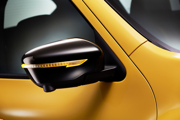 Nissan Juke LED striplights on rear mirrors.