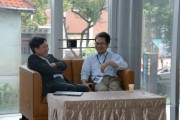Kevin Lin, CEO of TrendForce (left) relaxing during the forum break. (LEDinside)