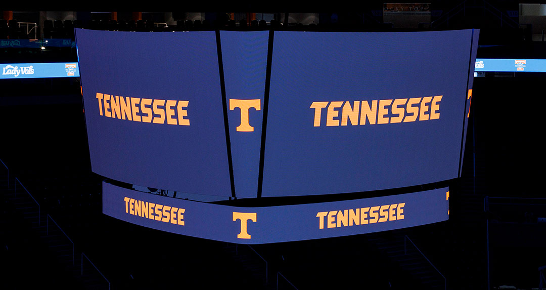[News] University of Tennessee Brings New View to Food City Center with 11-Display Centerhung System from Daktronics