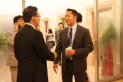 Dr. John Ho from QD Vision chats during breaktime. 