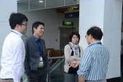 Roger Chu, Research Director of LEDinside, subsidiary of TrendForce (left 2) chats with forum attendees during the break. (LEDinside)